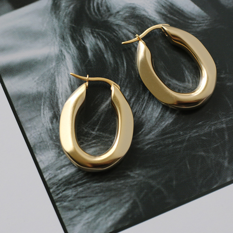 European And American Simple Style Frosted Fog Gold Matte Solid Oval Retro Ear Clip Earrings Autumn And Winter Titanium Steel Gold Plated display picture 5