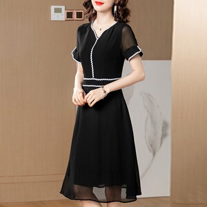 Chiffon dress women’s European and American fashion V-neck short sleeve waist show thin embroidery black skirt