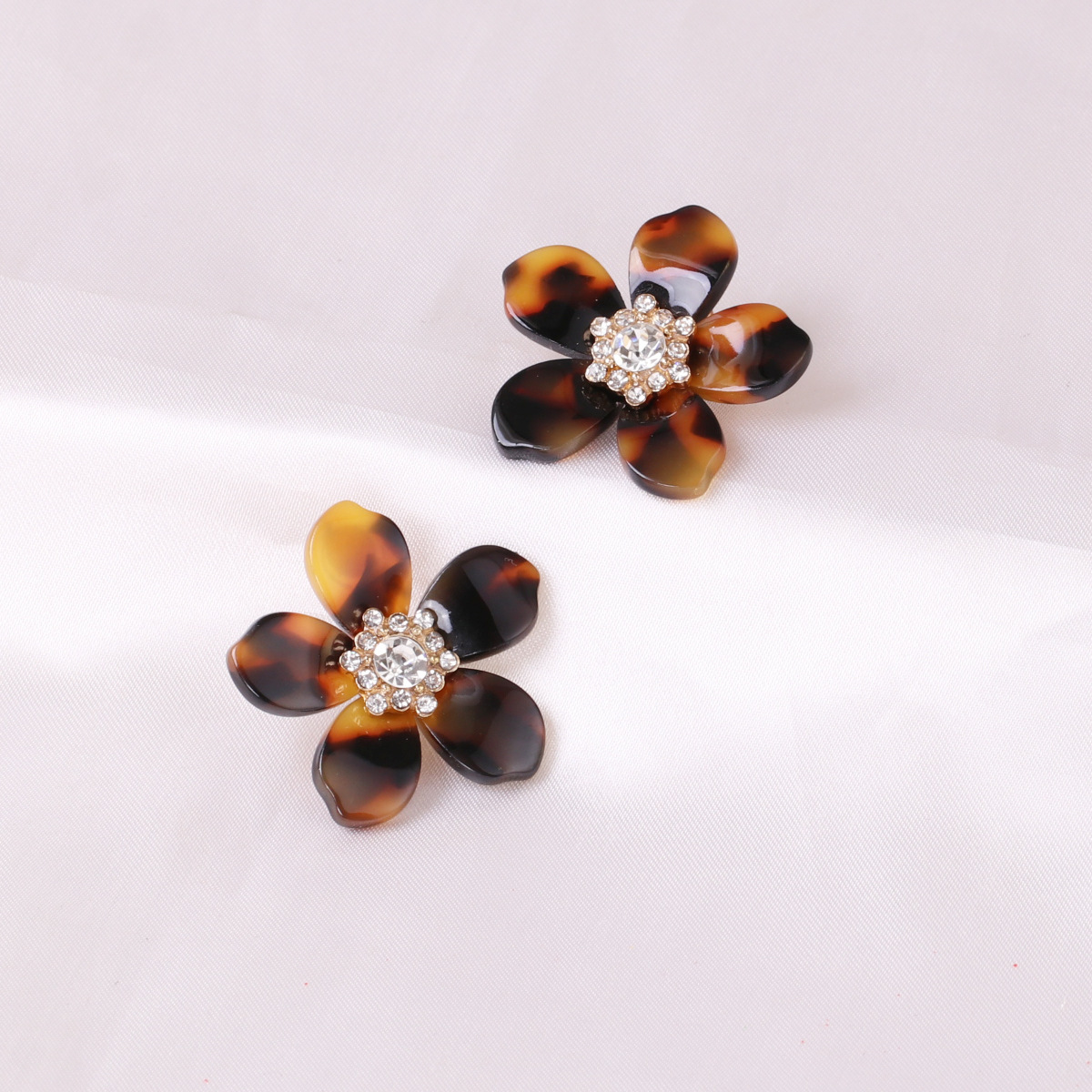 Wholesale Natural Resin Flowers Inlaid With Diamond Ball Earrings For Women display picture 6