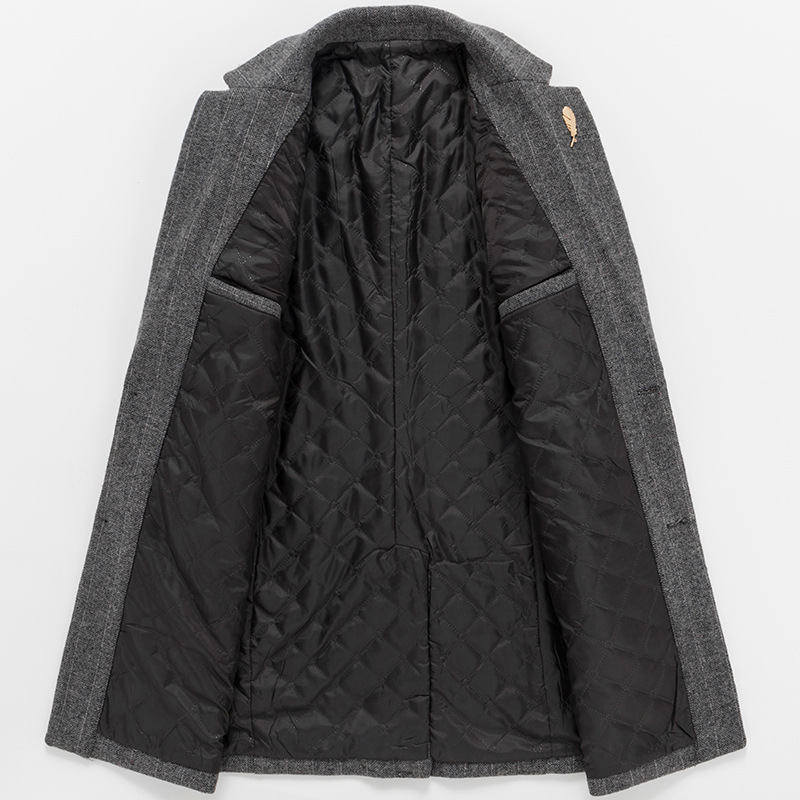 秋冬の男性の毛はコートの襟の中の長いストライプの毛です。コートはウールのコートを修理します。