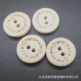 现货供应1.5CM两眼刻字木头纽扣  爱心圆形天然木头激光刻字碗扣