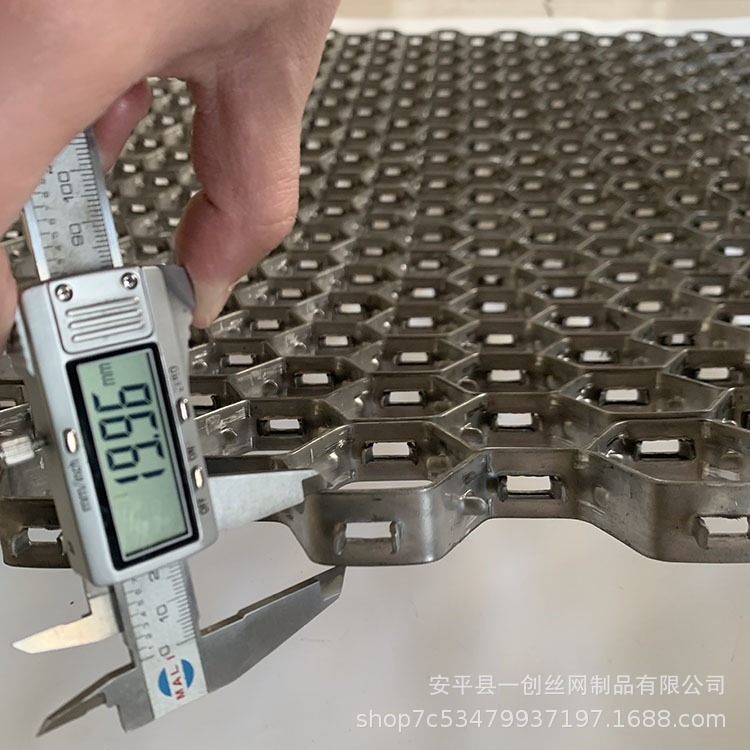 锅炉热风道内壁烟囱耐火网 石油化工厂水泥专用加固碳钢龟甲网