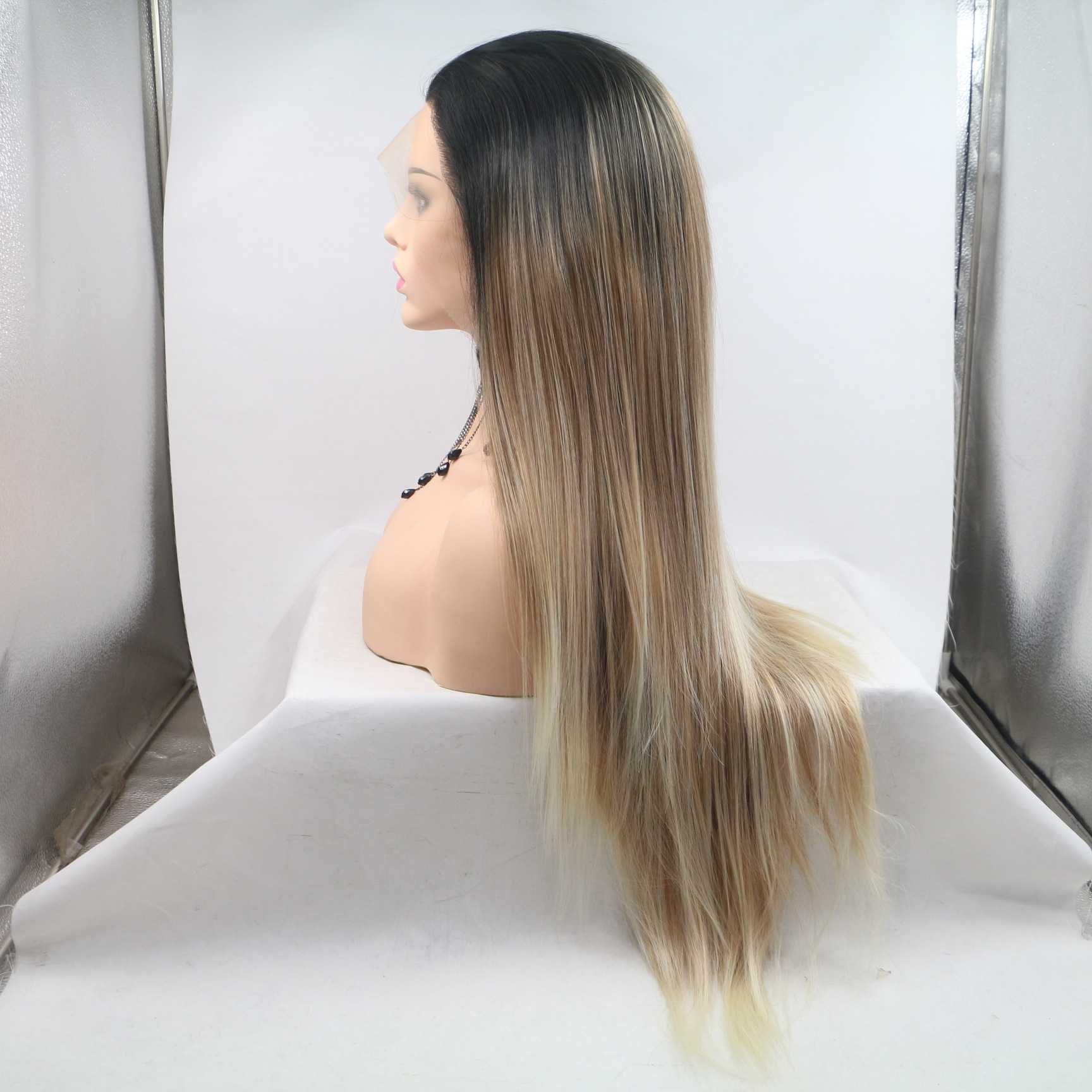 Comercio exterior Moda europea y americana Peluca de fibra química Mujer Gradiente negro Oro Largo Cabello liso Trenza Pequeña Hombra de seda de alta temperatura al por mayor