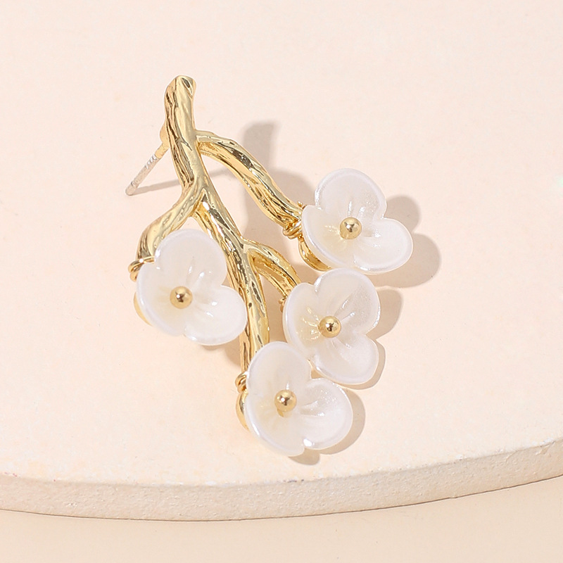 Korea's Simple Versatile Pearl White Flower Fashion Trendy Resin Earrings For Women display picture 7