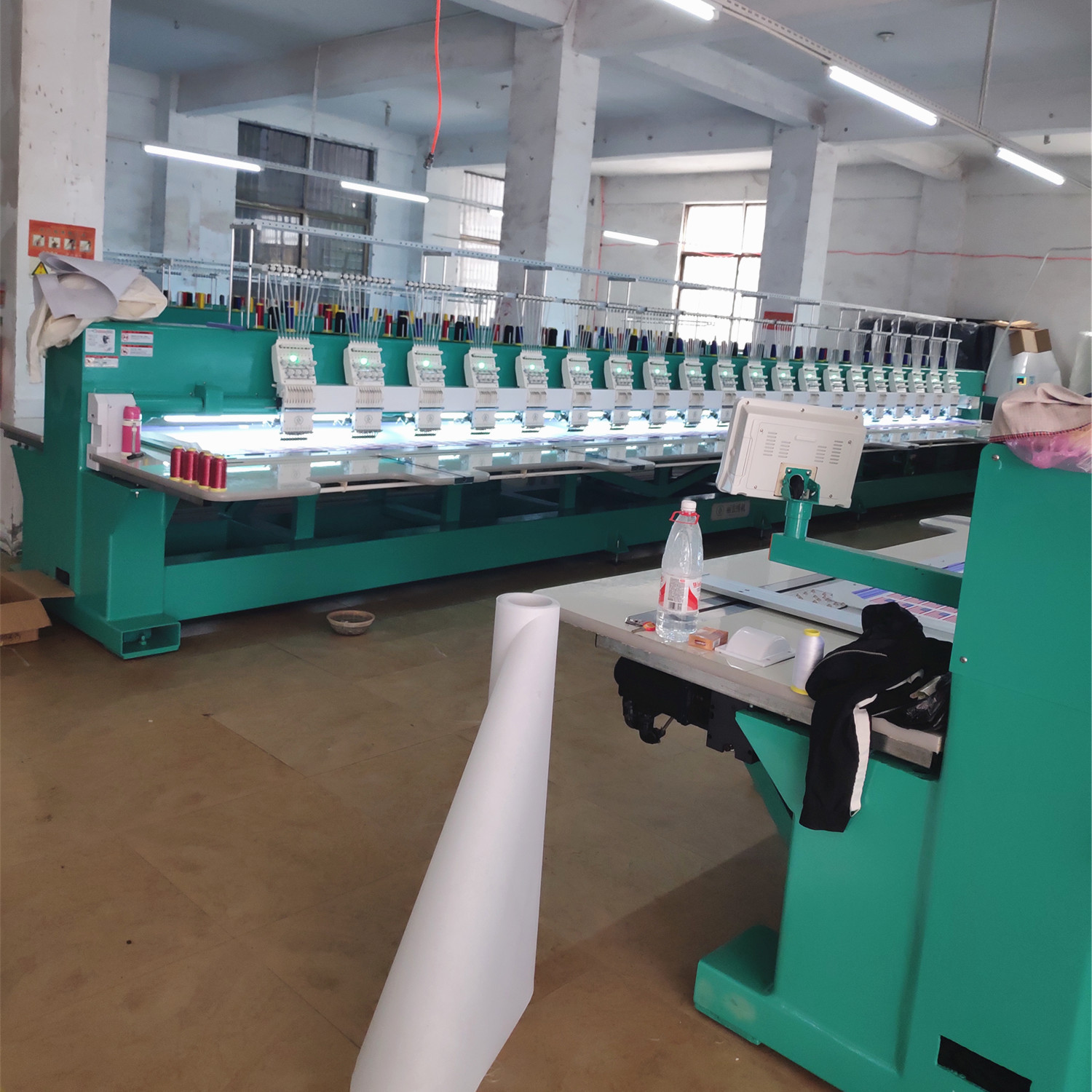 Procesamiento de bordado personalizado pegatinas de tela bordado de computadora Zhang Zi dibujo muestra logotipo personalizado insignia pegatinas de tela prueba