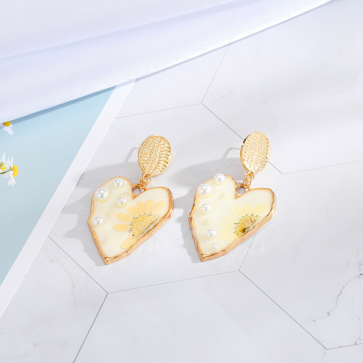 Alloy Material Irregular Pattern Korean Silver Needle Dried Flower Love Pearl Chrysanthemum Earrings Wholesale