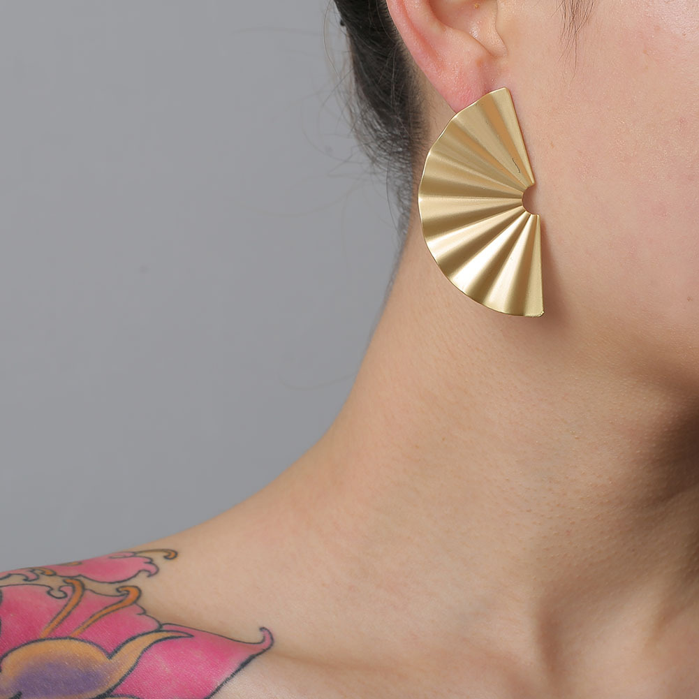 New Fashion Retro Alloy Geometric Fan-shaped Earrings For Women Wholesale display picture 2