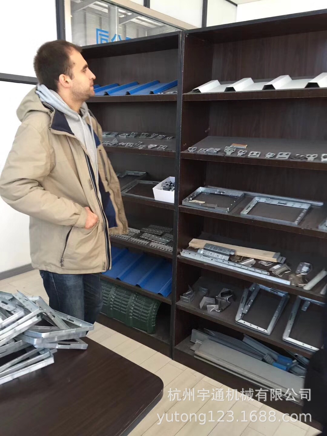 一出双钢带无钉木包装箱包边钢带生产线设备锁扣机