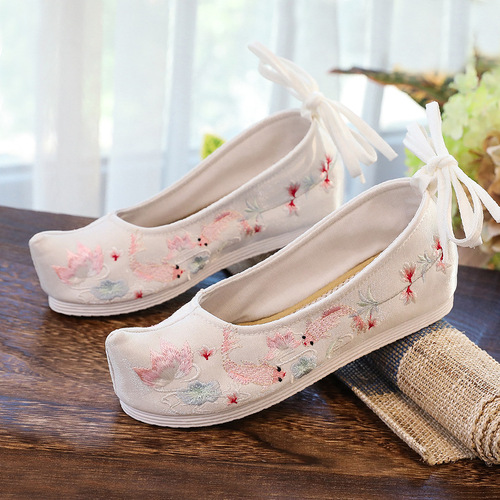 Beijing shoes with increased height, warped head, embroidered Hanfu shoes, cotton hemp breathable embroidered shoes 