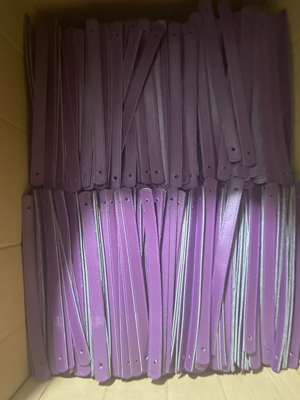 厂家直销订制双面PU手提油边手挽折边皮拉手缝线皮礼盒拉手PU提手