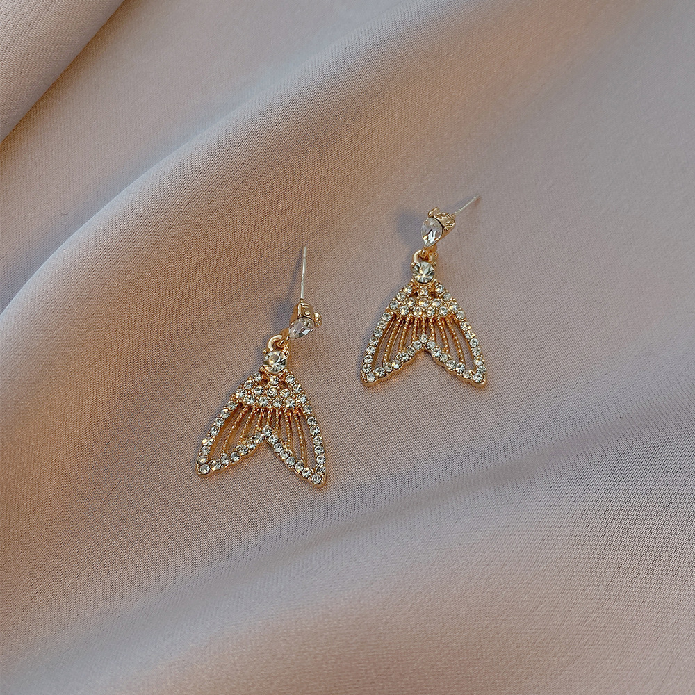 Diamond Tassel Pearl Moon Fishtail Earrings display picture 9