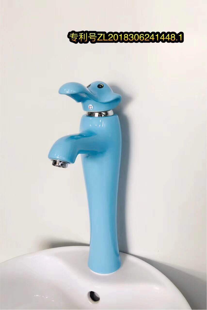 Elefante alto (azul cielo)
