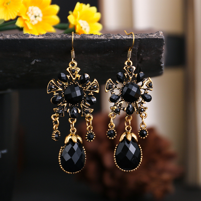 Fashion Hollow Long Ethnic Style Earrings Diamond-studded Alloy Earrings display picture 2