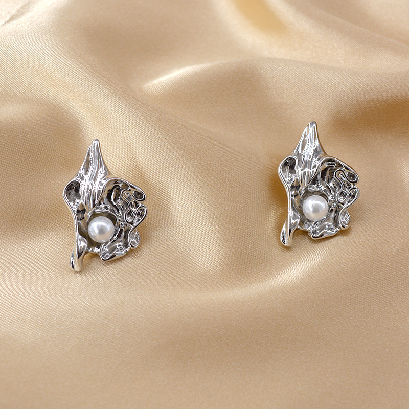 Alloy Material New Fashion Inlaid Pearl Folds Unique Flower Earrings Wholesale