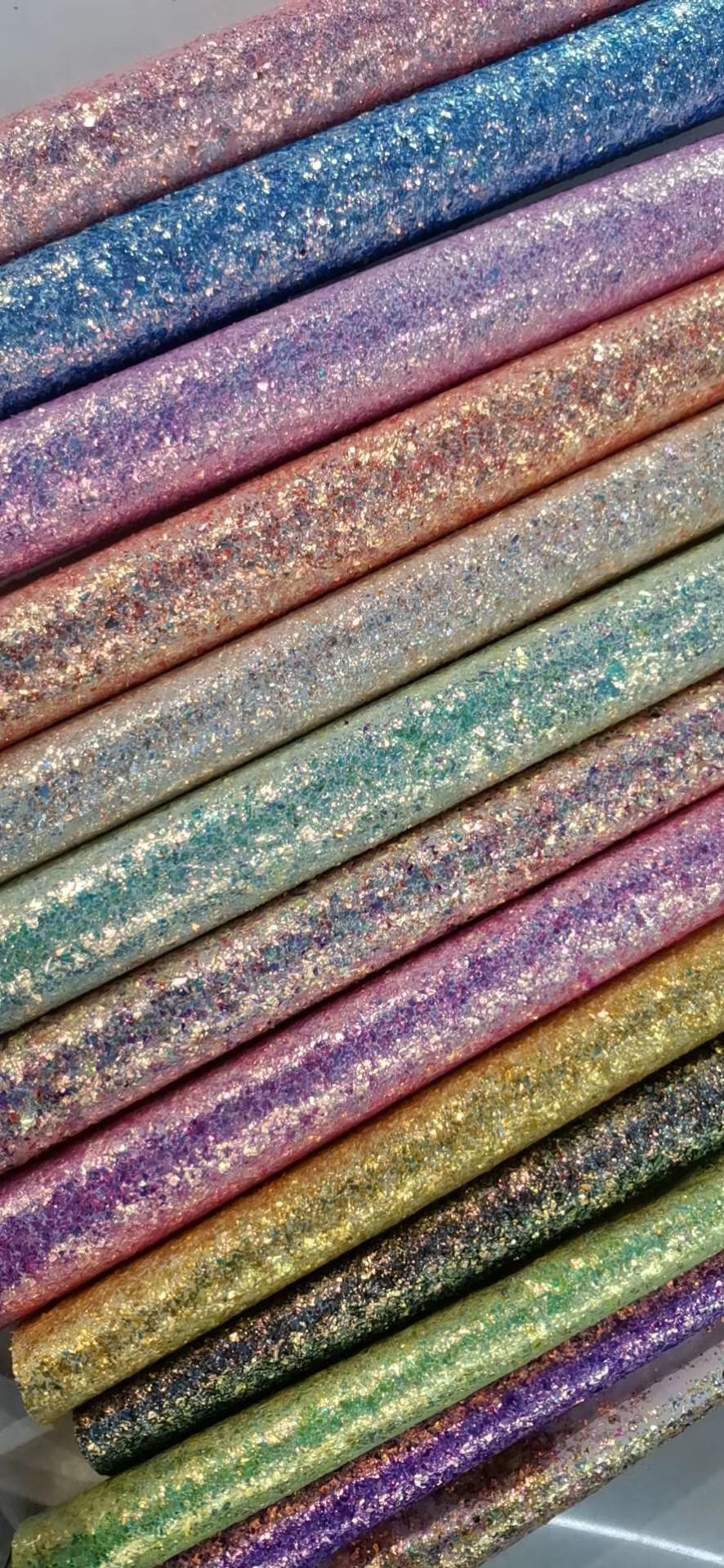 厂家直销七彩玻璃碎片纹装璜皮革格利特PU彩虹粗粉特材格力特