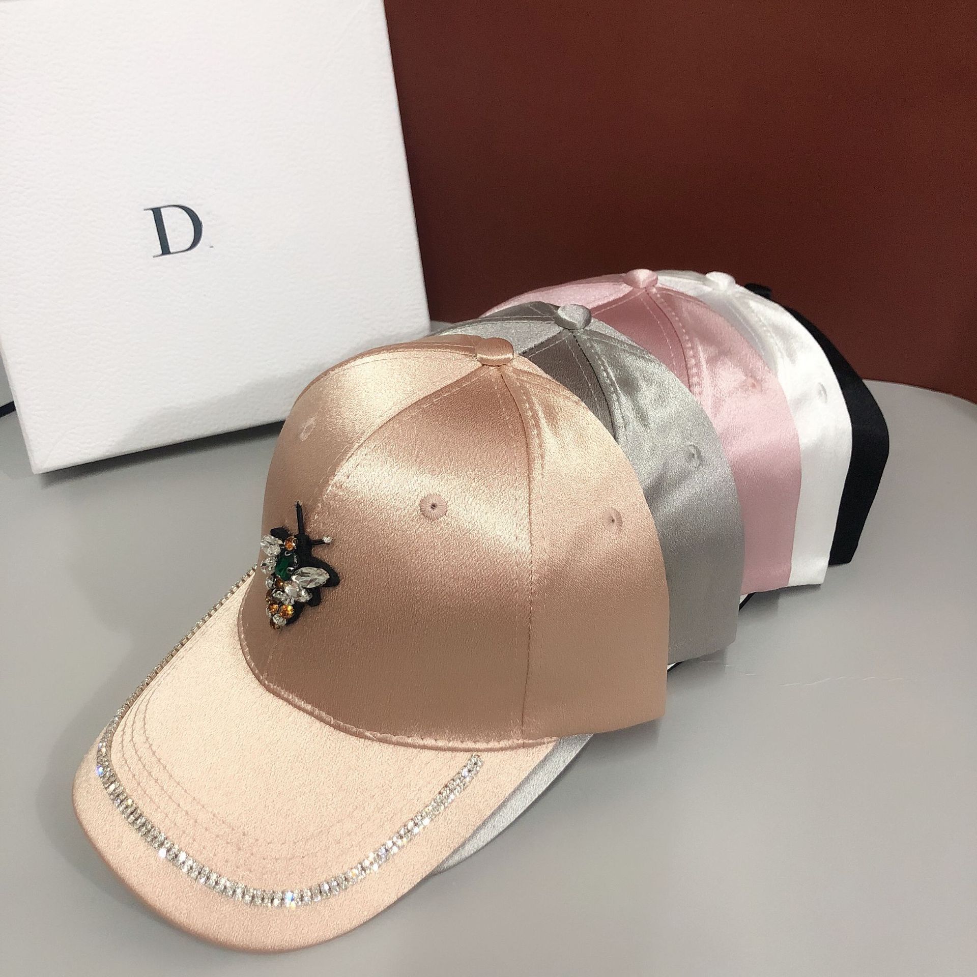 Damen Baseball Cap Aus Satin Mit Biene Und Strassbesatz_voghion.com