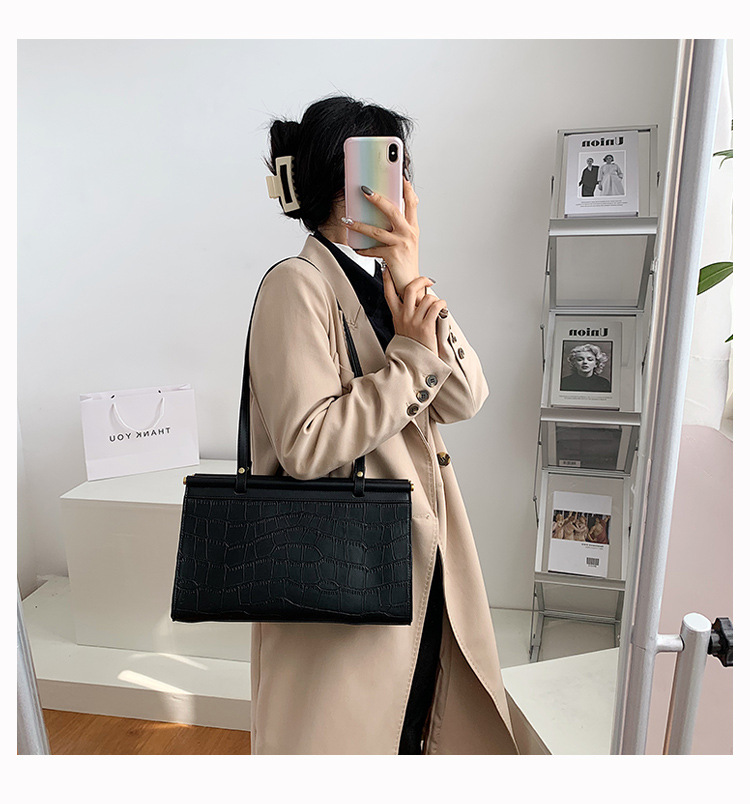 New Trendy Wild Shoulder Bag  Large Capacity Bag display picture 3