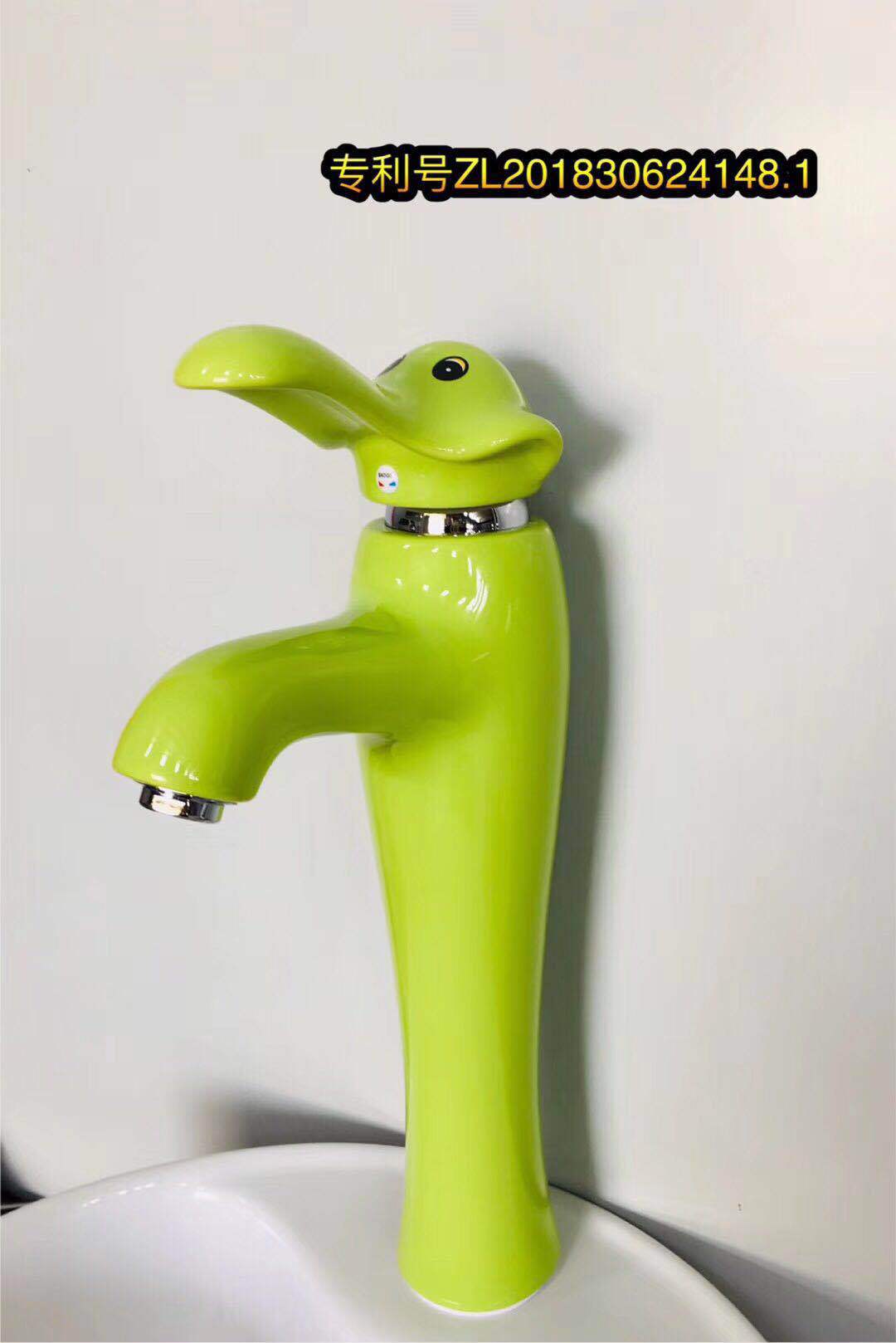 Elefante alto (hierba verde)