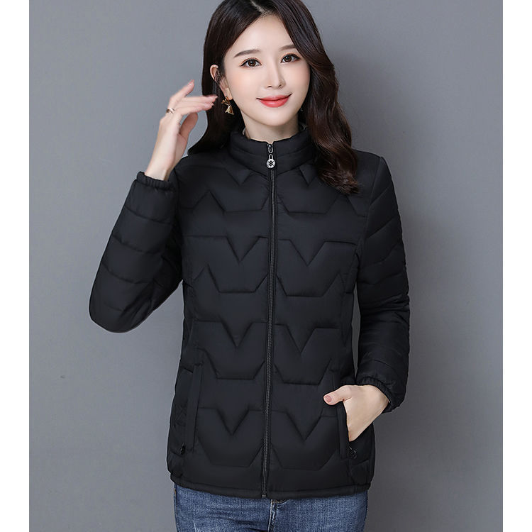 Ropa de mujeres de mediana edad otoño invierno ropa de algodón chaqueta corta ropa de madres ropa de algodón de pluma ligera ropa de algodón de tamaño grande ropa de ancianos