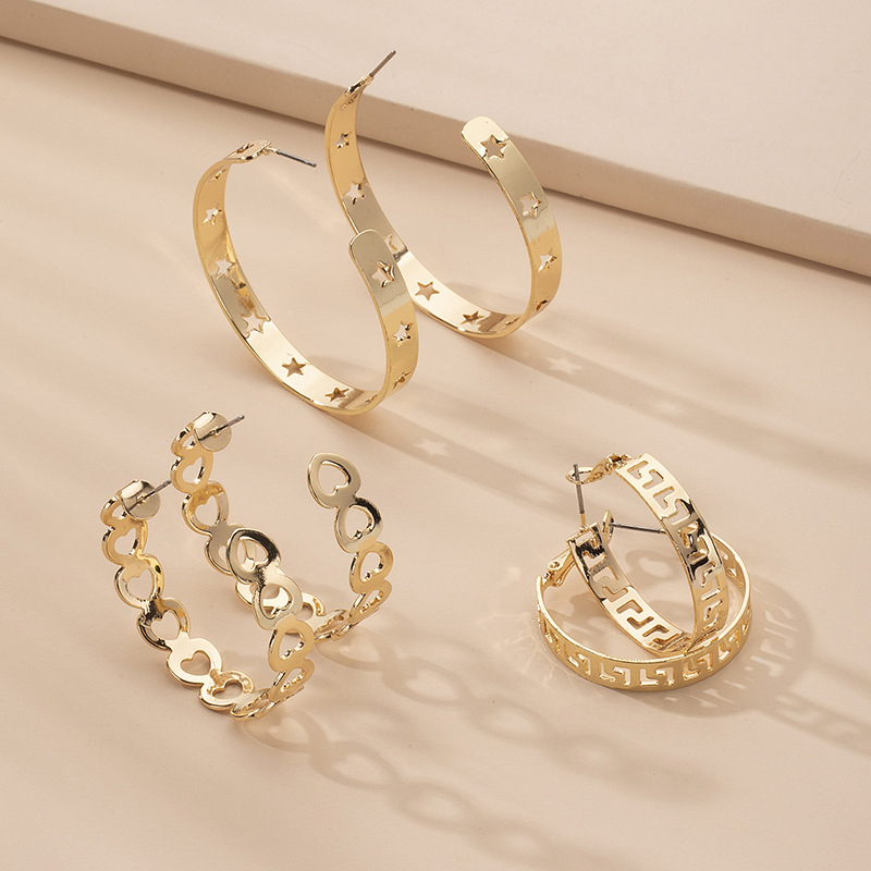 Korea C-shaped Chain Hollow Hip Hop Exaggerated Fashion Circle Earrings Wholesale Nihaojewelry display picture 1