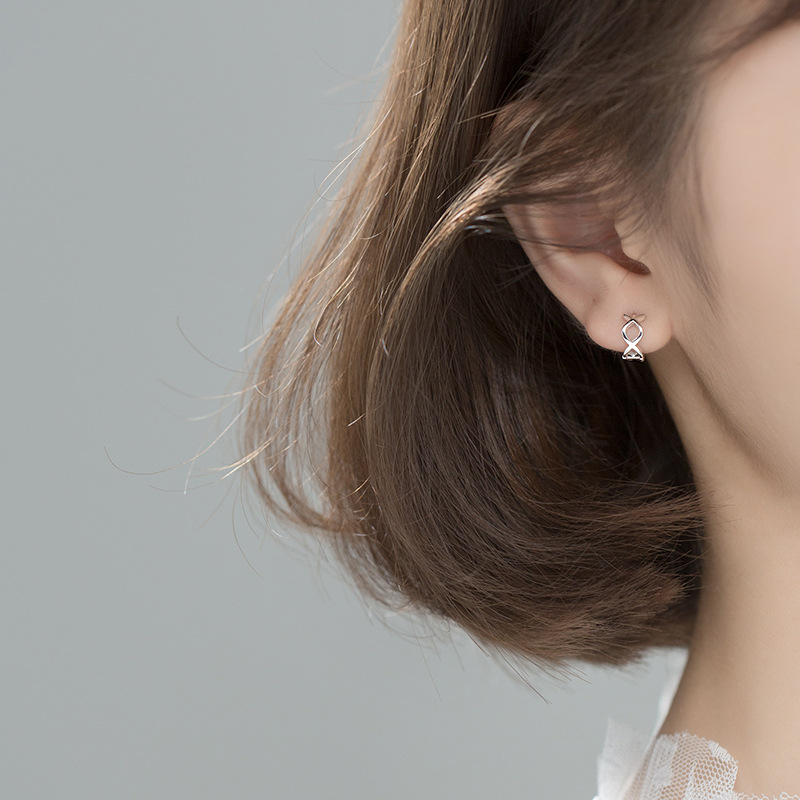 Lodge s925 hebilla de hongo blanco versión coreana femenina pequeña, simple, hueca, hueso de oreja de diamante, joyería de oreja dulce G6533