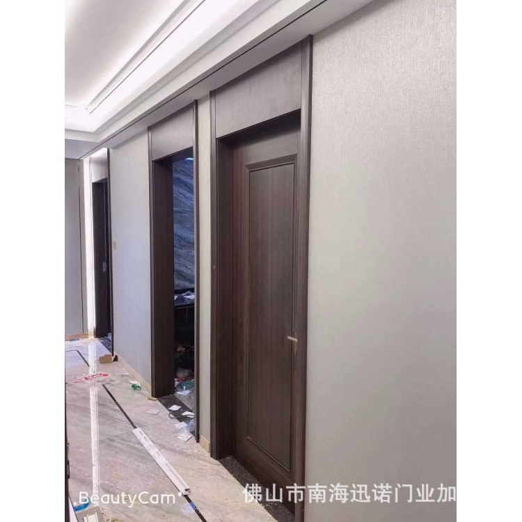 Foshan fábrica de suministro directo de puerta de roble de estilo europeo habitación interior puerta compuesta de madera maciza dormitorio puerta de madera ecológica aislante acústica personalizada