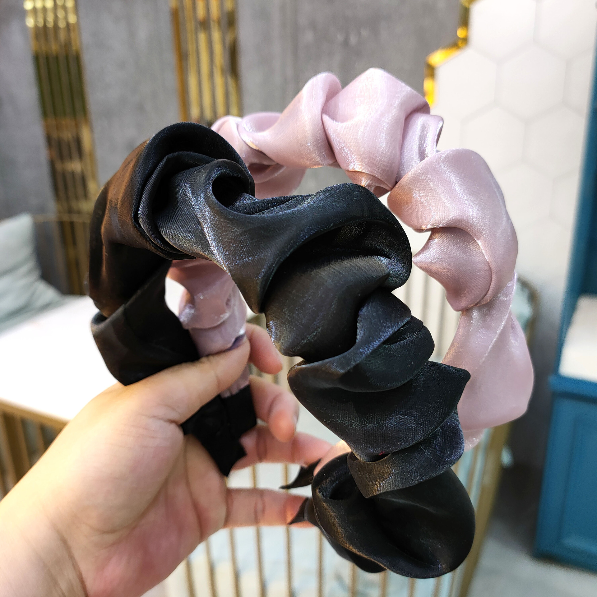 Das Neue Cole-ring-stirnband Im Koreanischen Stil Aus Stoff, Breit Gefaltetes Stirnband, Stilvolle Und Einfache Gepresste Haar Kopfschmuck Für Frauen display picture 7