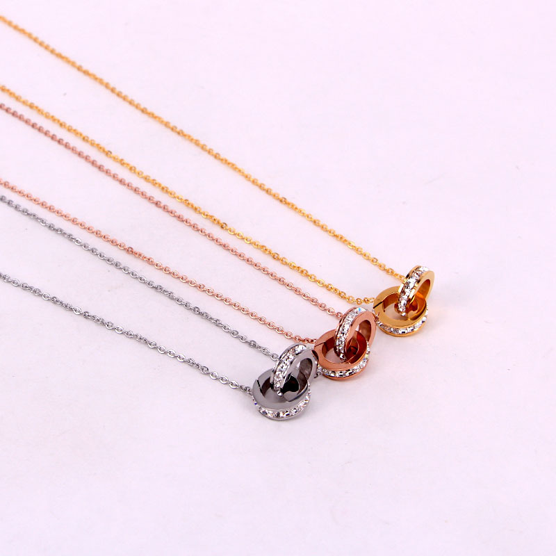 X7-402 Élégant collier double ultra-étincelant, orné de deux anneaux et de petits diamants carrés tchèques. Chaîne ras du cou._voghion.com