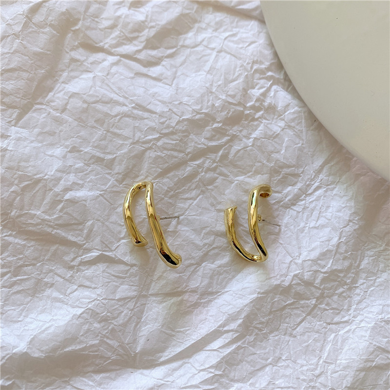 Niche Design Chic Niche Three-dimensional Simple Geometric Curved Earrings Wholesale Nihaojewelry display picture 8