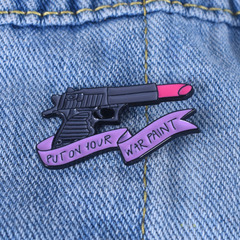 歐美創意粉色系手槍口紅字母絲帶PUT ON YOUR WAR PAINT胸針飾品