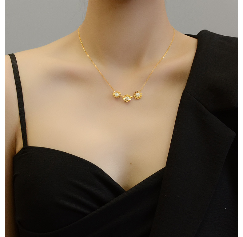 Small Chrysanthemum Clavicle Full Diamond Sexy Stainless Steel Does Not Fade Clavicle Necklace display picture 12