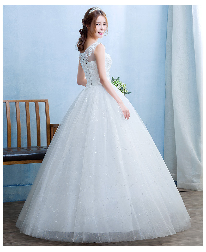 Abito da sposa elegante in pizzo linea svasata lungo a terra_voghion.com