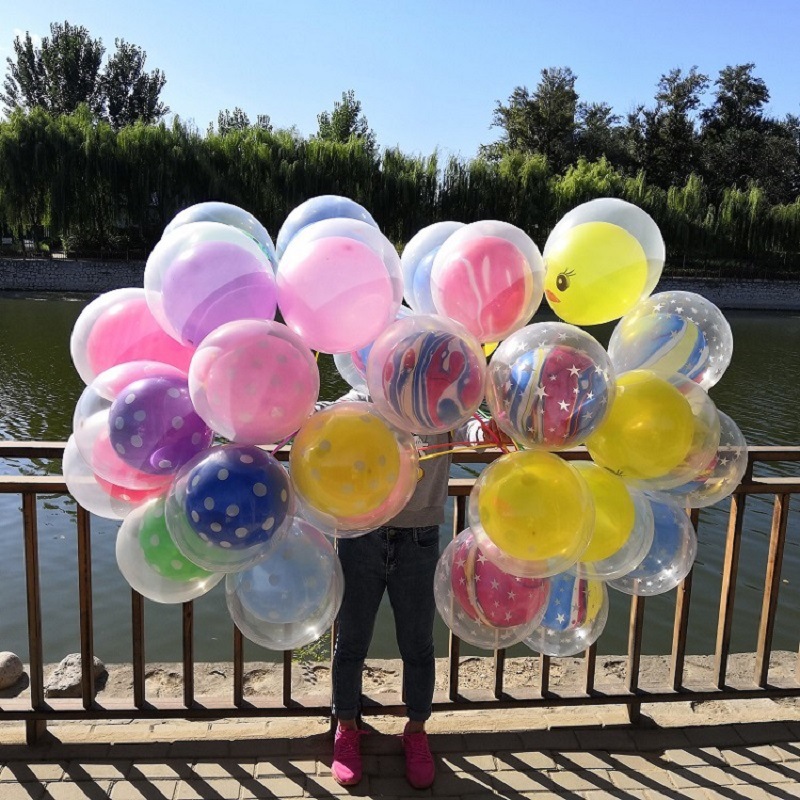 Las pequeñas actividades de microempresas empujan el código de escaneo para enviar regalos debajo de la línea roja en línea, regalos prácticos, pequeños drenadores, artefactos creativos