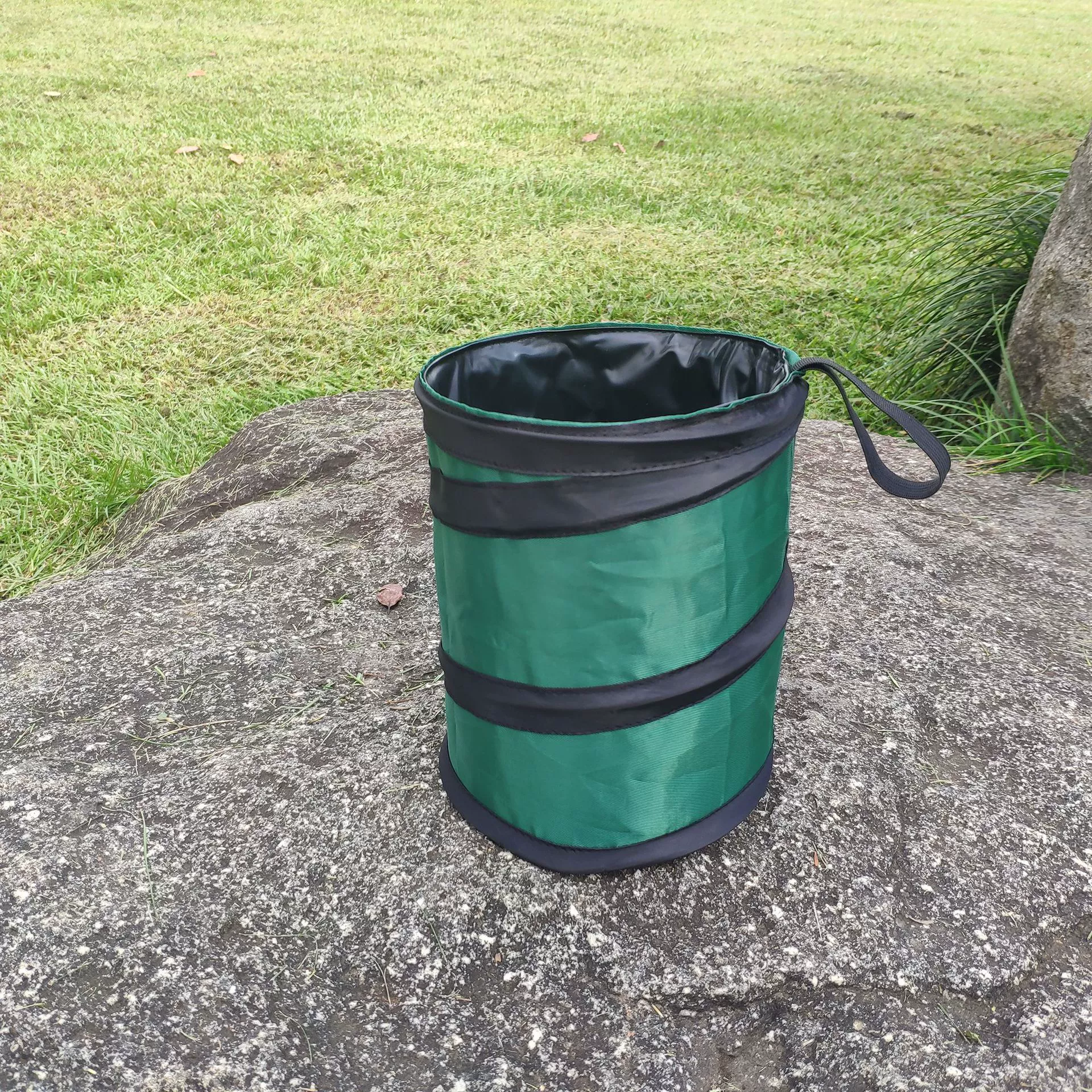 Waterproof foldable handheld garbage can