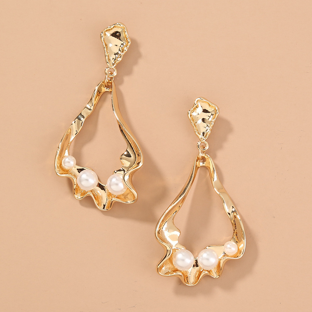 Nihaojewelry Jewelry Wholesale Fashion Hollow Metal Curved Pearl Earrings display picture 7