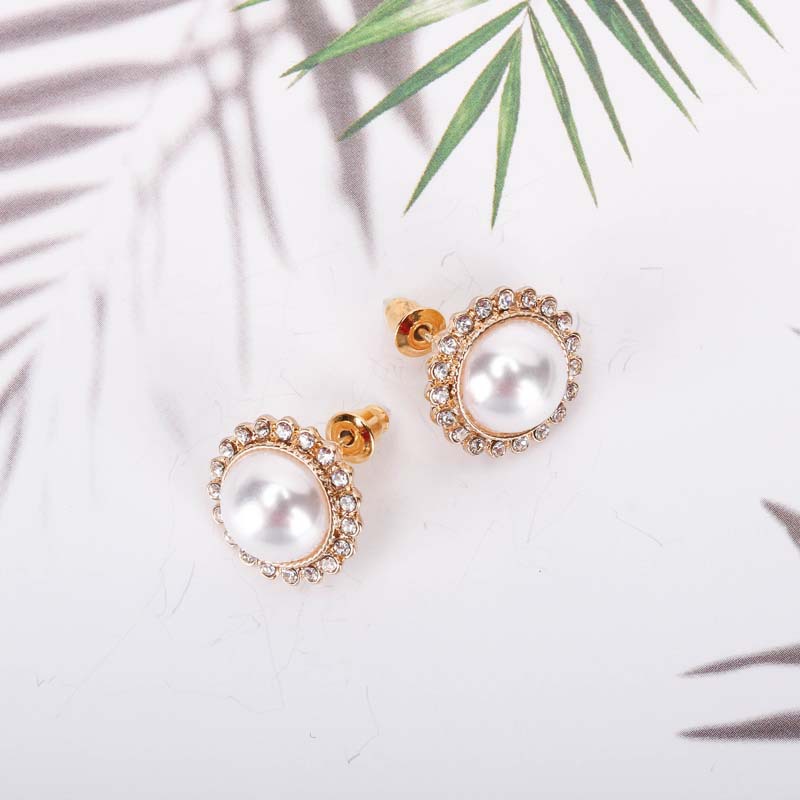 Korean Fashion New Pearl Diamonds S925 Silver Needle Alloy Earrings  Nihaojewelry display picture 9