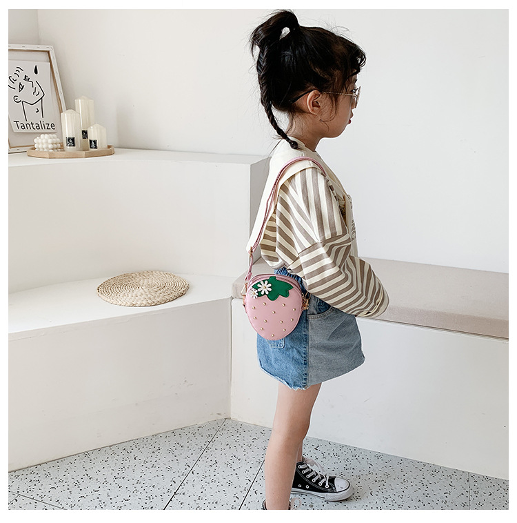 Niedliche Erdbeer-mini-umhängetasche Der Koreanischen Kinder display picture 60
