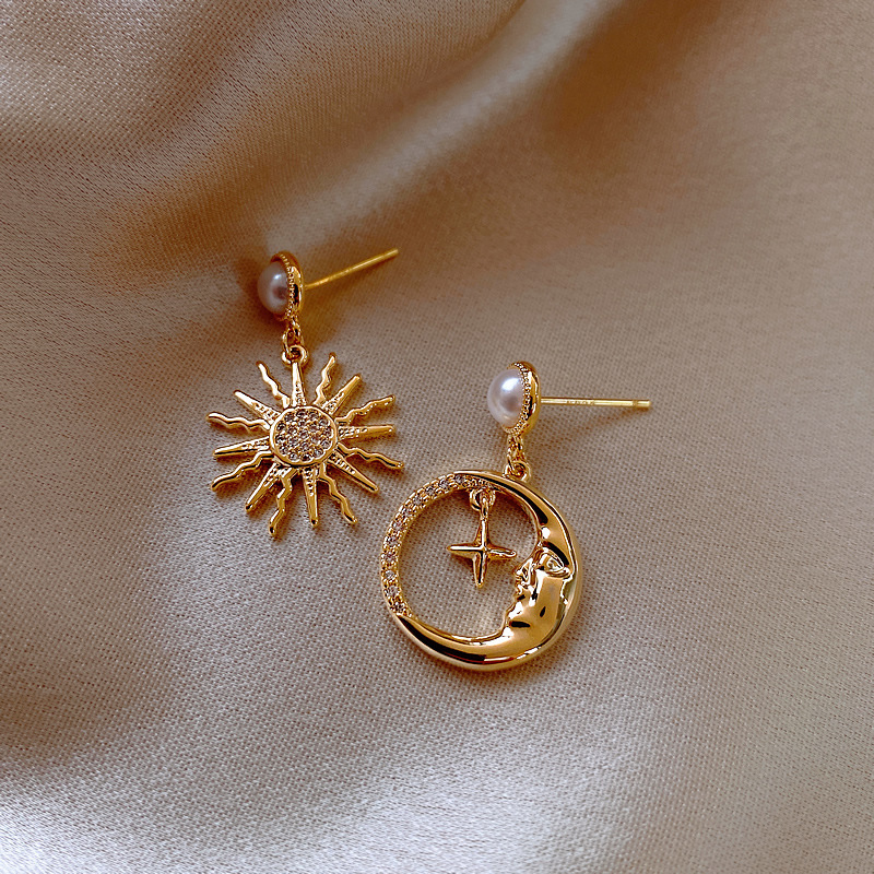 Asymmetrische Perlenohrringe Ägyptische Sonne Totem Stern Mond Europäische Und Amerikanische Ohrringe Nischen Retro Ohrringe display picture 1