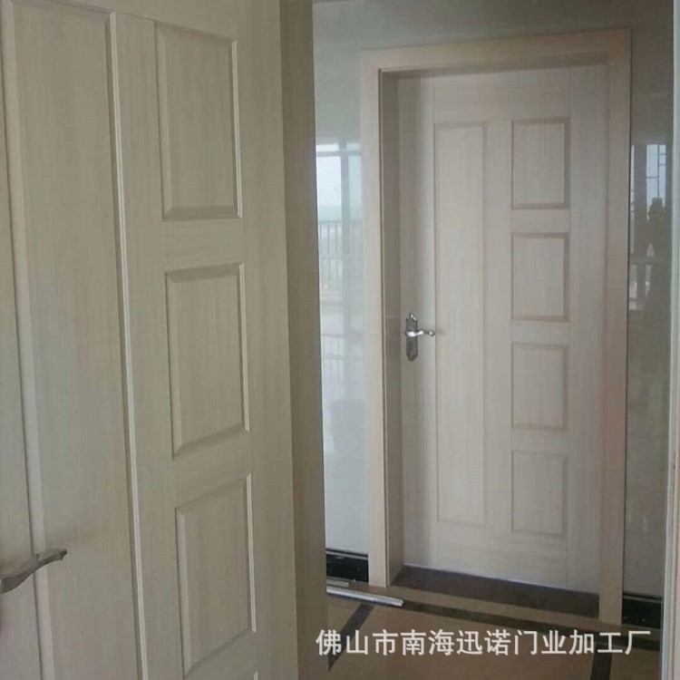 Fábrica al por mayor de madera maciza compuesta de carbono puerta de cristal puerta de la habitación puerta del dormitorio a prueba de agua puerta interior conjunto completo Puerta sin pintura