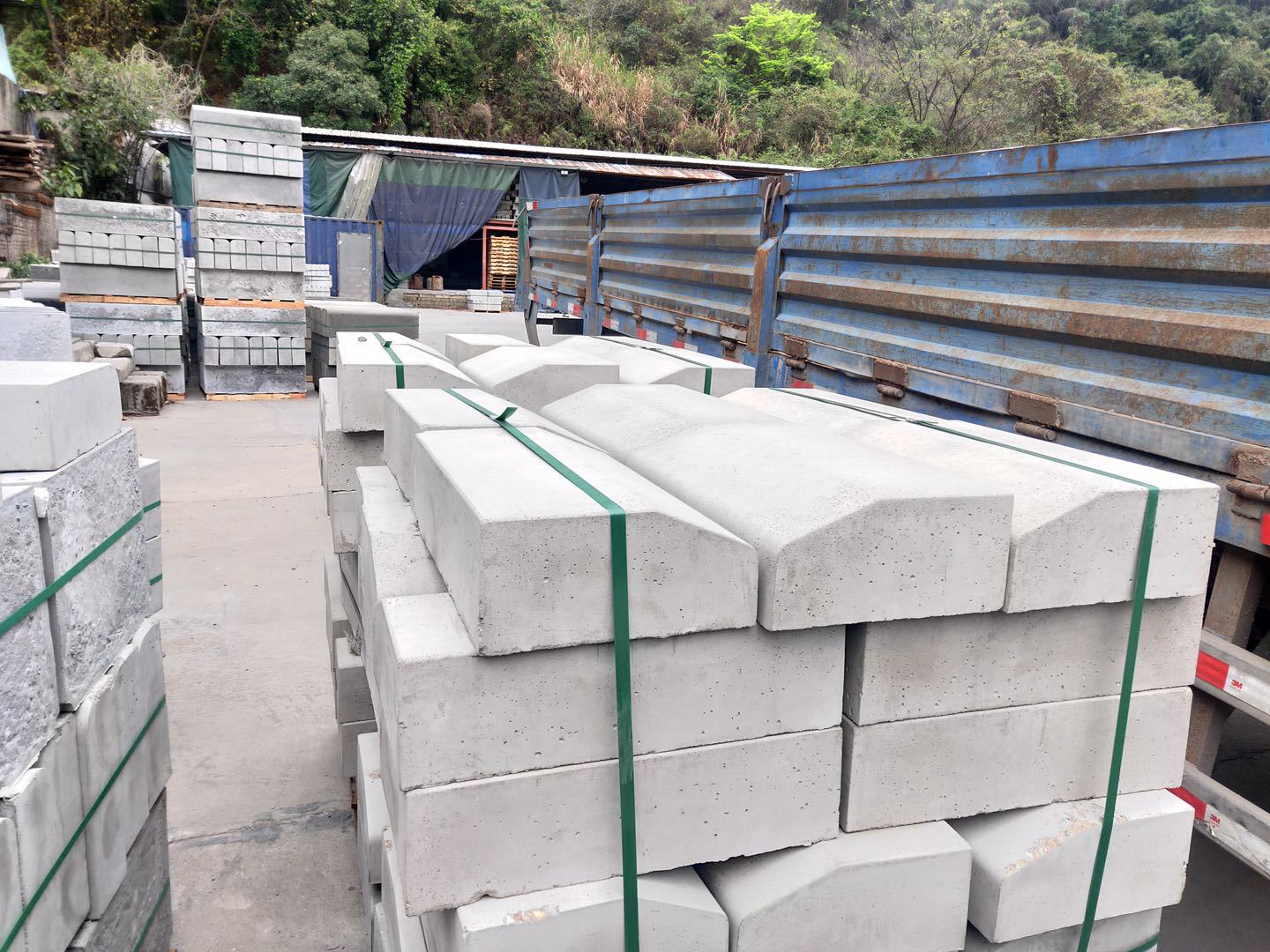 广州花都水泥马路牙子厂家 马路牙子价格 砼威建材