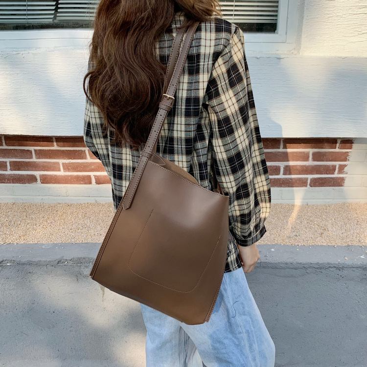 Retro Simplicity Totes capacity Bag 2021 new pattern Bucket bag fashion Versatile One shoulder Inclined shoulder bag