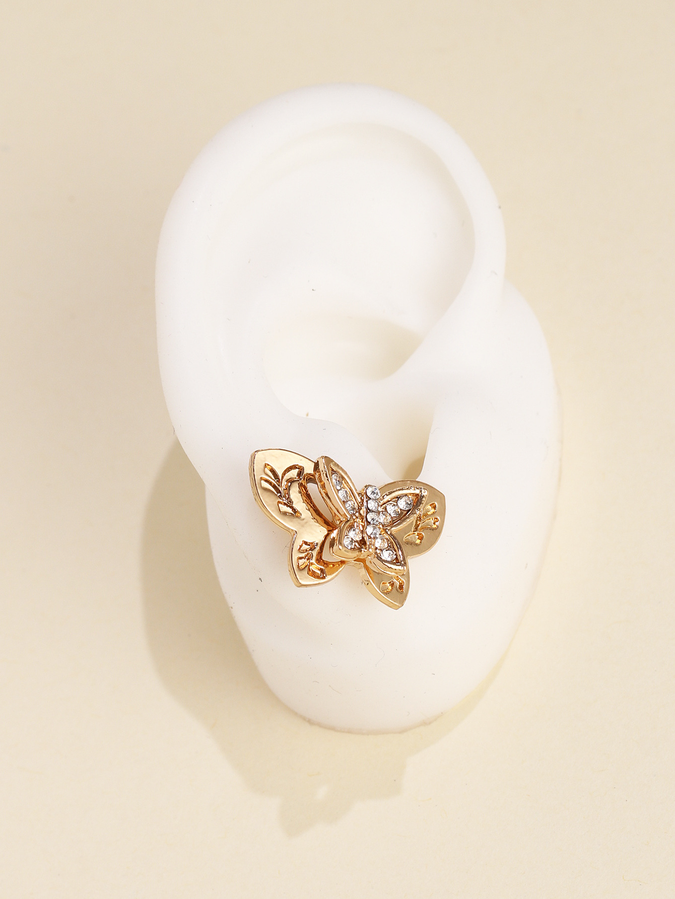 Korea New Hollow Inlaid Rhinestone Butterfly Temperament Earrings Super Fairy Wholesale Nihaojewelry display picture 9