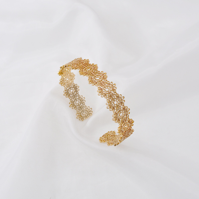 Européenne Et American Vintage Cour Style En Laiton Élégant Creux Dentelle Simple Ouverture Tempérament Bracelet Réglable Cadeau Pour Les Femmes display picture 10