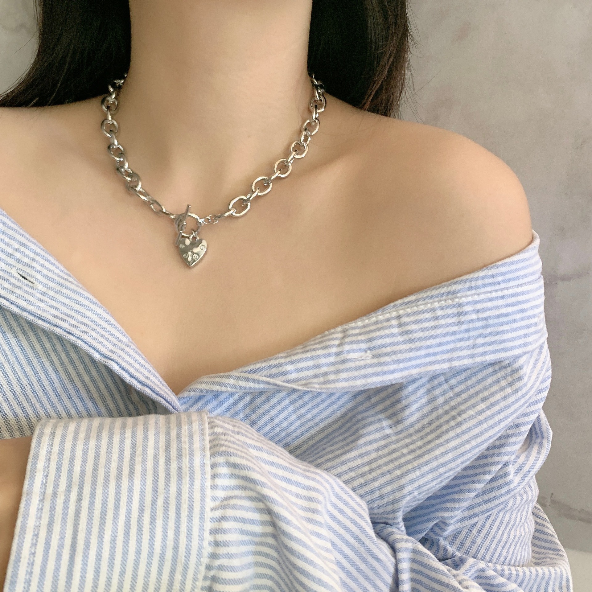 Korea Necklace Fashion Retro Niche Thick Chain Buckle Love Pendant Clavicle Chain Necklace Wholesale Nihaojewelry display picture 5