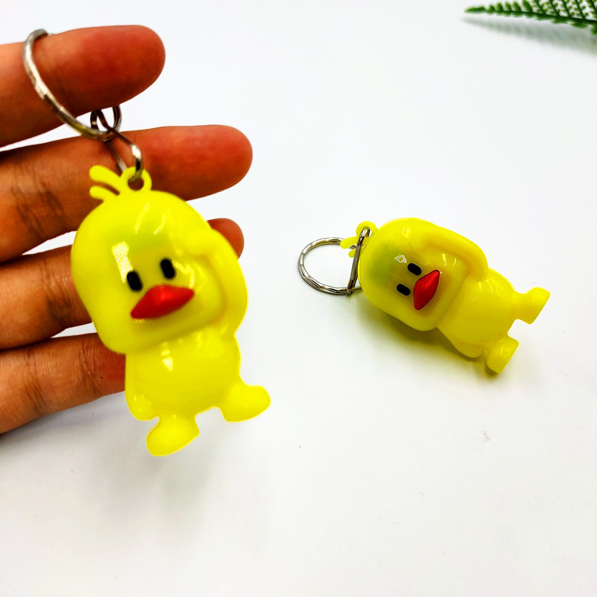 Celebridad en línea pequeño pato amarillo luminoso tiktok pato llavero colgante creativo wechat push Scan código pequeño regalo juguete luminoso