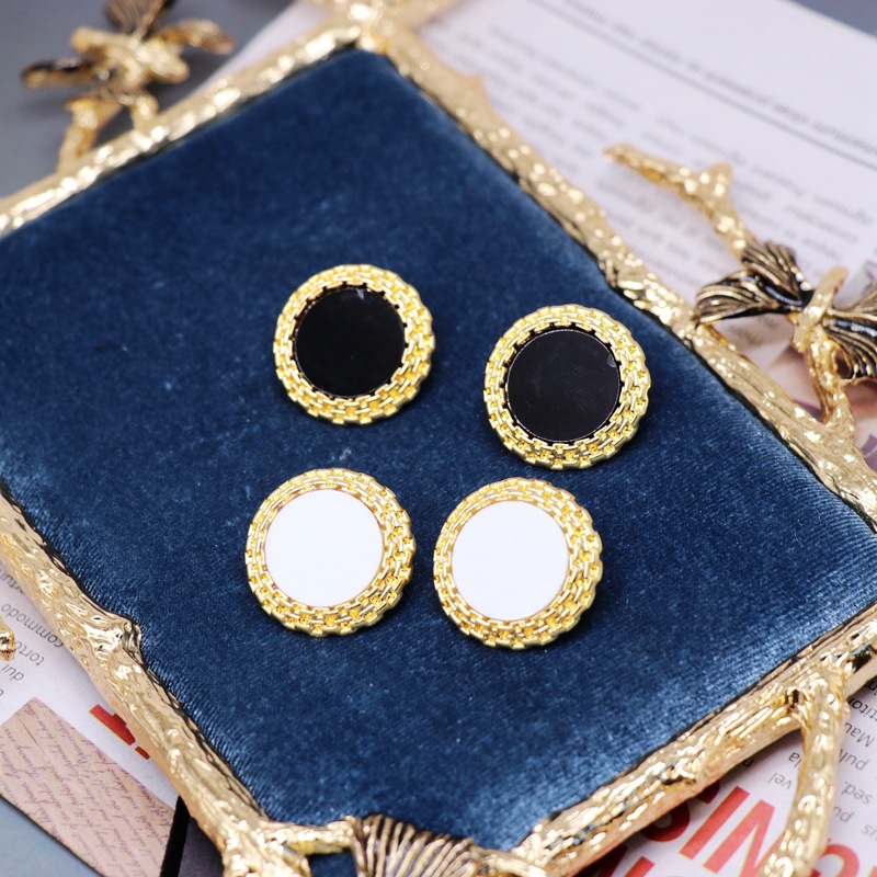 Noir Blanc Rond Broches Oreille Goujons Concave-convexe Bord Alliage Base Oreille Goujons Oreille Clip display picture 7