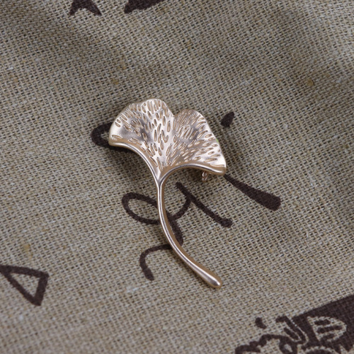 Retro matte gold ginkgo leaf brooch corsage clothing accessories manufacturer supply