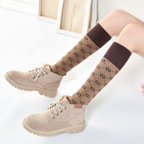 Autumn and winter Japanese-style long socks for women, D-letter knee-high calf socks, puffy socks, trendy brand high-top cotton socks wholesale
