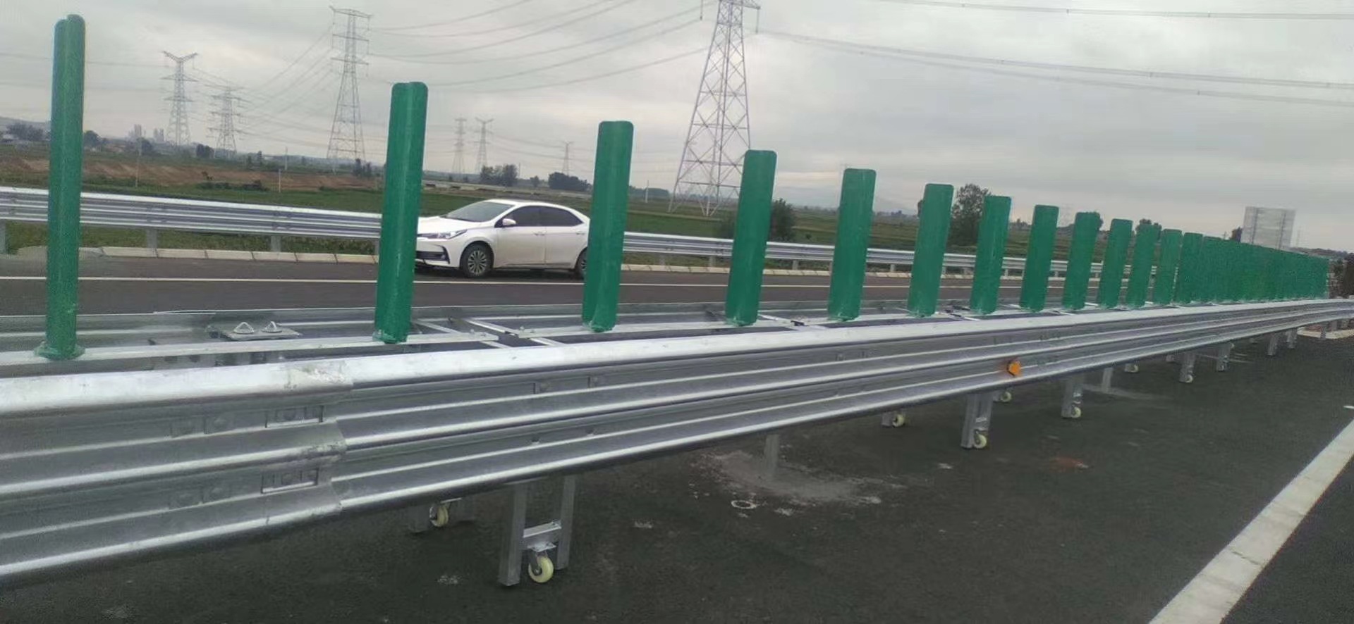 供应高速公路中央分隔带开口处可移动框架式活动护栏带碰撞报告