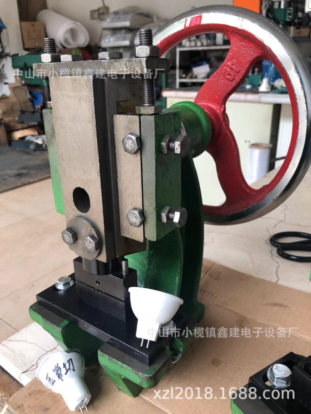 LED筒灯射灯灯杯免焊灯头机/G24灯头铜针脚手动打点压线机治具